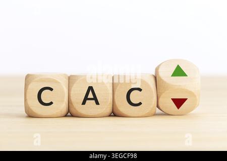 CAC-Aktienmarktindexkurse nach oben oder unten (Konzept). Text auf Holzblöcken und Würfeln mit Pfeilen nach oben und unten. Speicherplatz kopieren Stockfoto