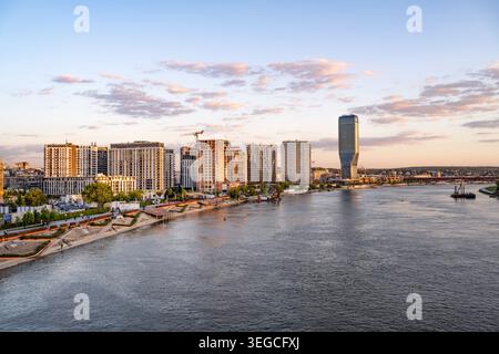 Belgrad, Serbien. April 2026. Ein abendlicher Blick auf den Belgrader Waterfront Development Complex neben der Save, die das alte und das neue Belgrad trennt, Stockfoto
