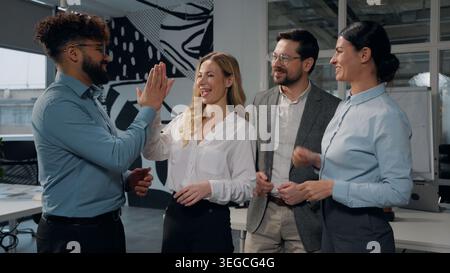 Diversität vier Kollegen multiethnische Geschäftsleiterinnen diskutieren über Arbeit und fünf gute Lösungen finden triumphieren kaukasische Geschäftsfrauen Stockfoto