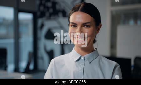 Porträt kaukasische Geschäftsfrau lächelnd zahnig Blick in die Kamera schüttelnd Kopf ja zustimmen im Büro Europäische glückliche Erwachsene Geschäftsfrau Lächeln Stockfoto