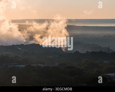 Blick auf den Sonnenuntergang von Victoria Falls und Victoria Falls Bridge aus der Vogelperspektive Stockfoto