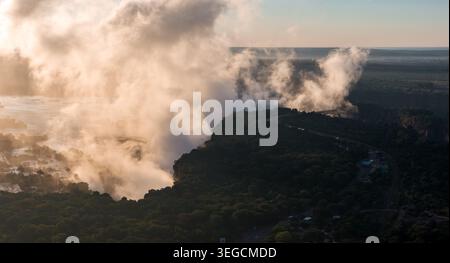 Luftnebel fahnt sich über den Victoria Falls bei Sonnenuntergang in Simbabwe Stockfoto