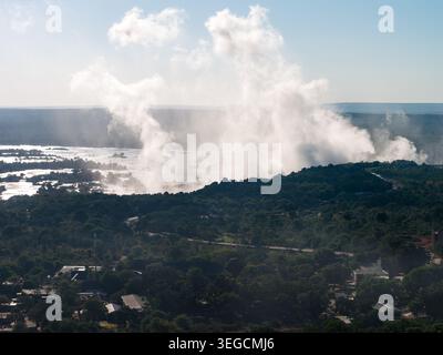 Victoria Falls bei Sonnenuntergang mit Nebel über der Schlucht des Zambezi River Stockfoto