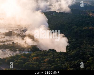Blick auf den Sonnenuntergang von Victoria Falls Nebel über der Sambesi River Schlucht Stockfoto