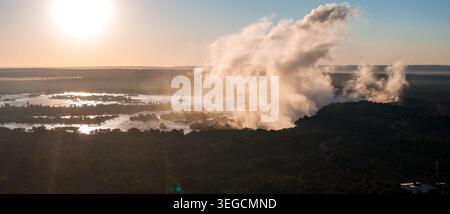 Blick auf den Sonnenuntergang von Victoria Falls Nebel über dem Sambesi Fluss, Simbabwe Stockfoto