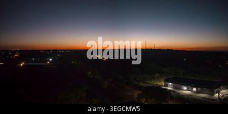 Panorama der Abenddämmerung über die Stadt Victoria Falls, Simbabwe, Skyline-Lichter Stockfoto