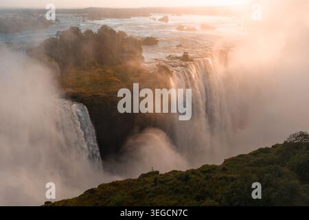 Sonnenuntergang aus der Luft über den Victoria Falls und der Batoka Gorge an der Grenze zu Simbabwe Sambia Stockfoto