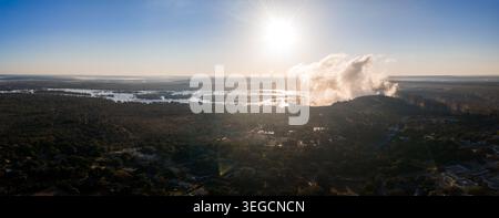 Luftpanorama der Victoria Falls bei Sonnenuntergang von Simbabwe Seite Stockfoto