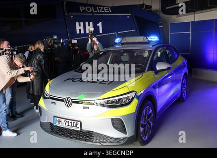 Hamburg, Deutschland. Mai 2026. Medienvertreter stehen bei einer Medienveranstaltung vor einem elektrischen Polizeiauto, um das neue sogenannte Polizeipräsenzlicht (PPL) zu präsentieren. Die Hamburger Polizei ist die erste Polizeieinheit in Deutschland, die ein dauerhaft eingeschaltetes, nicht blinkendes blaues LED-Licht in der Blaulichtleiste ihrer Funkpatrouillenwagen einsetzt. Quelle: Christian Charisius/dpa/Alamy Live News Stockfoto