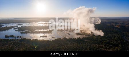 Luftpanorama der Victoria Falls bei Sonnenuntergang über dem Sambesi River Stockfoto