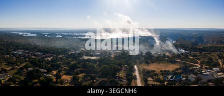 Panoramablick auf Victoria Falls, Zambezi River und Brücke bei Sonnenuntergang Stockfoto