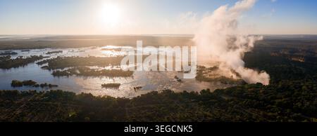 Panoramablick auf die Victoria Falls und den Zambezi River bei Sonnenuntergang Stockfoto