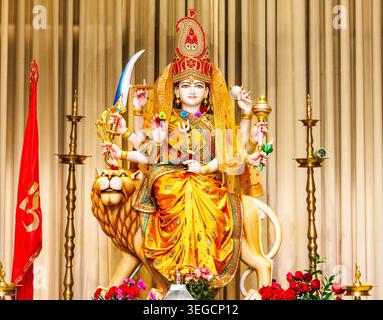 Hindu Heritage Centre, Göttin Durga Statue auf dem Löwen mit traditionellen Verzierungen Stockfoto