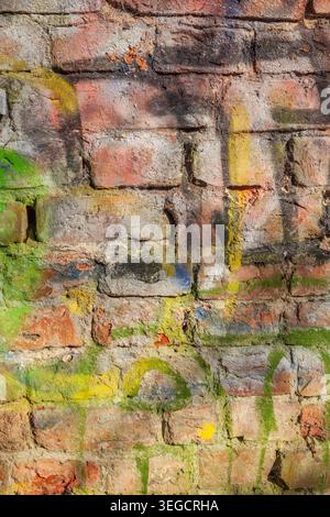 Bunt bemalte alte Backsteinmauer, Deutschland Stockfoto
