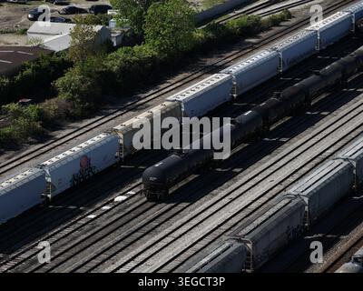 Luftaufnahme von Güterzügen mit Tankwagen und Trichterwagen auf parallelen Gleisen in einem Bahnhofshof Cincinnati, OH, USA. Stockfoto