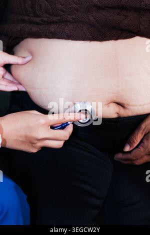 Schuss von Arzt untersucht schwangere Frau während ärztliche Beratung zugeschnitten Stockfoto