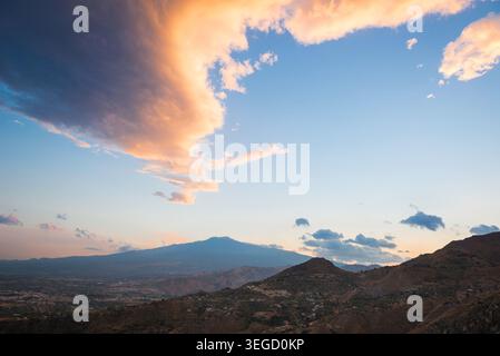 Sizilien Landschaft, Blick von Taormina auf die sizilianischen Hügel, die sich in Richtung der immensen Form des Vulkans Ätna, Sizilien, zurückziehen. Stockfoto