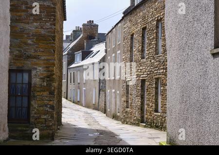Alte enge Straße in Stromness, Orkney Stockfoto