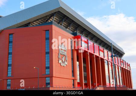 Außenansicht des Anfield Stadions mit dem legendären Wappen des Liverpool Football Club Stockfoto