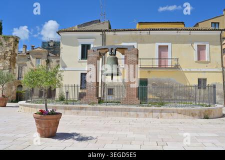 Vasto Bronzeglocke Campana der Kirche San Pietro auf der piazza auf dem sonnigen Platz vor alten Gebäuden Stockfoto