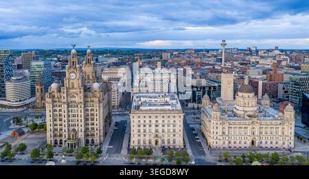 Liverpool Pier Head bei Tageslicht mit dem Royal Liver Building, Three Graces und der Uferpromenade des River Mersey in Merseyside, England. Stockfoto
