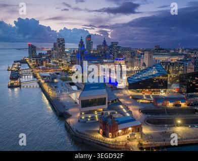 Liverpool-Wasserfront bei Nacht mit dem beleuchteten Royal Liver Building, Pier Head und der Skyline der River Mersey in Merseyside, England. Stockfoto