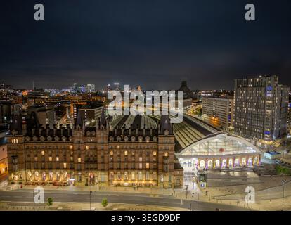 Liverpool Lime Street Station beleuchtet nach Einbruch der Dunkelheit in einer Luftbild-Stadtansicht, die den Bahnhof und das Stadtzentrum von Liverpool, England, zeigt Stockfoto