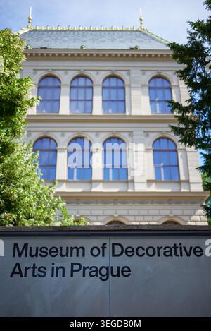 Das Museum für dekorative Kunst in Prag (UPM), eine Einrichtung, die sich der Erhaltung der europäischen und tschechischen angewandten Kunst, des Handwerks und des Designs widmet, im Stockfoto