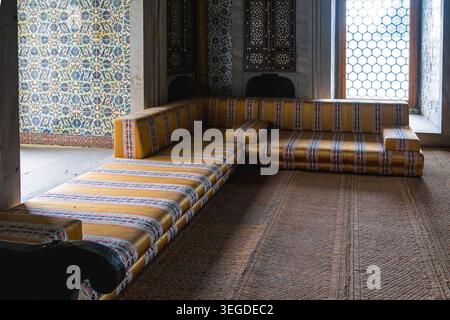 Istanbul, Türkei in den Apartments des Kronprinzen im Topkapi Palace Harem, mit gestreiften Diwan-Sitzplätzen und verzierten Möbeln Stockfoto