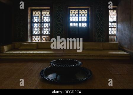 Istanbul, Türkei Innenraum der Wohnungen der Königin Mutter im Topkapi-Palast Harem, Istanbul, mit einem Kupferbrasier A Stockfoto