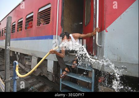 Prayagraj, Uttar Pradesh, Indien. Mai 2026. Ein Fahrgast kühlt sich an einem heißen Sommertag am Eisenbahnknotenpunkt Prayagraj ab. (Kreditbild: © Prabhat Kumar Verma/ZUMA Press Wire) NUR REDAKTIONELLE VERWENDUNG! Nicht für kommerzielle ZWECKE! Stockfoto
