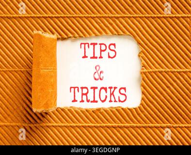 Symbol für Tipps und Tricks. Konzeptwörter Tipps und Tricks auf wunderschönem Whitepaper. Schöner brauner Hintergrund. Geschäftliche Tipps und Tricks Motivationa Stockfoto
