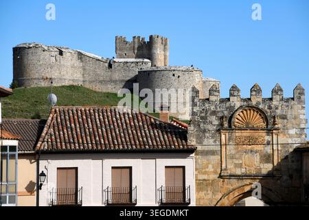 Burg Berlanga de Duero (12.-16. Jahrhundert) Blick vom Aguilera-Tor (14.-16. Jahrhundert). Provinz Soria, Castilla y León, Spanien. Stockfoto