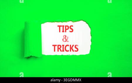 Symbol für Tipps und Tricks. Konzeptwörter Tipps und Tricks auf wunderschönem Whitepaper. Schöner grüner Hintergrund. Geschäftliche Tipps und Tricks Motivationa Stockfoto