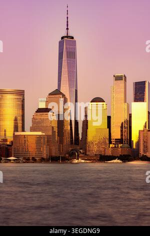 Ein Panoramablick auf die Innenstadt von Manhattan bei Sonnenuntergang von der anderen Seite des Hudson River Stockfoto