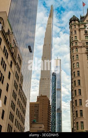 Ein Blick von den Midtown-Straßen von Manhattan zeigt die außergewöhnlich hohen und dünnen Luxusgebäude der Billionaires Row Stockfoto