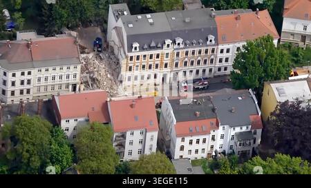 19. Mai 2026, Sachsen, Görlitz: Das Standbild eines Flugzeuges zeigt den Trümmer des eingestürzten Wohnhauses in der Innenstadt. Das Gebäude aus der Wilhelminischen Zeit war am Vorabend zusammengebrochen und Retter suchen immer noch nach Vermissten. Es wird vermutet, dass eine Gasexplosion die Ursache ist. Foto: News5/dpa Stockfoto