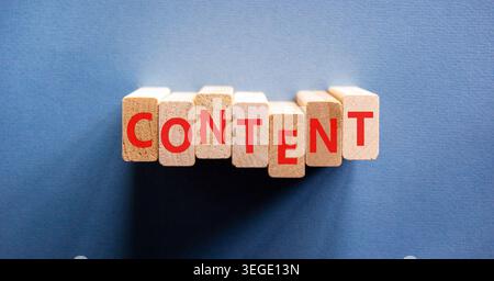 Inhaltssymbol. Concept Word Inhalt auf schönen Holzblöcken. Wunderschöner blauer Hintergrund. Business Content-Konzept. Kopierbereich. Stockfoto
