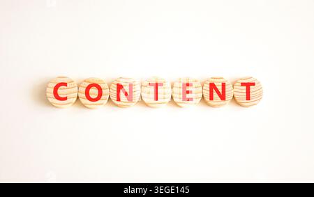Inhaltssymbol. Konzeptwort Inhalt auf schönen Holzkreisen. Schöner weißer Hintergrund. Business Content-Konzept. Kopierbereich. Stockfoto