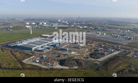 Groningen, Niederlande - 20. Januar 2026: Luftaufnahme des Datacenter Westpoort mit der großen Industrieanlage, dem Baugebiet und der Umgebung Stockfoto