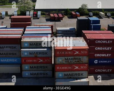 Cincinnati, USA - 19. April 2026: Luftaufnahme von Stapeln bunter Versandcontainer aus Maersk, Hamburg Sud und Crowley in einer Logistik Stockfoto