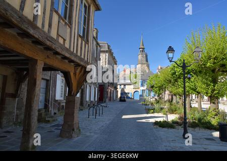 Saint-Sauveur-Platz in Dinan, Bretagne, Cotes d'Armor, Frankreich, mit einem mittelalterlichen Fachwerkhaus auf der linken Seite und dem Uhrturm im Hintergrund Stockfoto