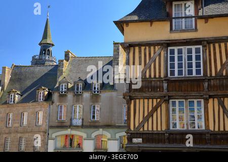 Traditionelle mittelalterliche Fachwerkhäuser am Place des Merciers in Dinan, Bretagne, Cotes d'Armor, Frankreich, mit dem Uhrenturm Stockfoto