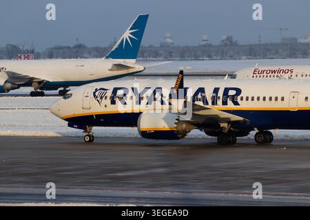 Flugzeuge der Airline "Ryanair", Flughafen BER (nur für redaktionelle Verwendung. Keine Werbung. Referenzdatenbank: http://www.360-berlin.de. © Jens Stockfoto