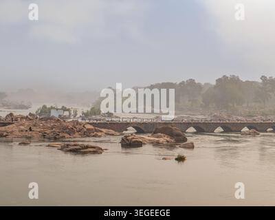 Orchha, Indien, 22.02.20. Ein ruhiger Blick auf den Betwa River mit großen Granitfelsen und nebligen, bewaldeten Ufern in Orchha, Madhya Pradesh. Stockfoto