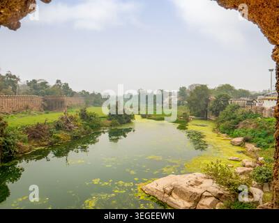 Orchha, Indien, 22.02.20. Ein ruhiger Blick auf den Betwa River mit großen Granitfelsen und nebligen, bewaldeten Ufern in Orchha, Madhya Pradesh. Stockfoto