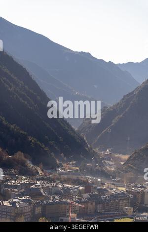 Eine vertikale Hochwinkelaufnahme mit Blick auf moderne Wohnhäuser und Komplexe in Andorra. Die Szene fängt eine unterschiedliche Architektur mit ein Stockfoto
