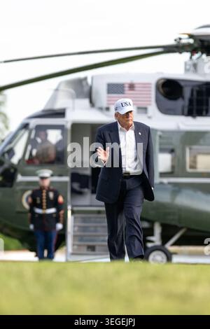 Präsident Donald J. Trump winkt, während er von einer Reise nach China auf dem Südrasen des Weißen Hauses in Washington, D.C. am 15. Mai 2026 weggeht. Bild mit freundlicher Genehmigung des Weißen Hauses. Stockfoto