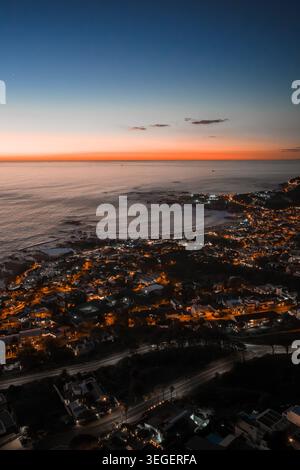 Luftdämmerung über der Atlantikküste von Kapstadt, Camps Bay Coast Stockfoto