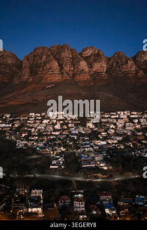 Sonnenuntergang von Kapstadt über Camps Bay und den zwölf Aposteln aus der Luft Stockfoto